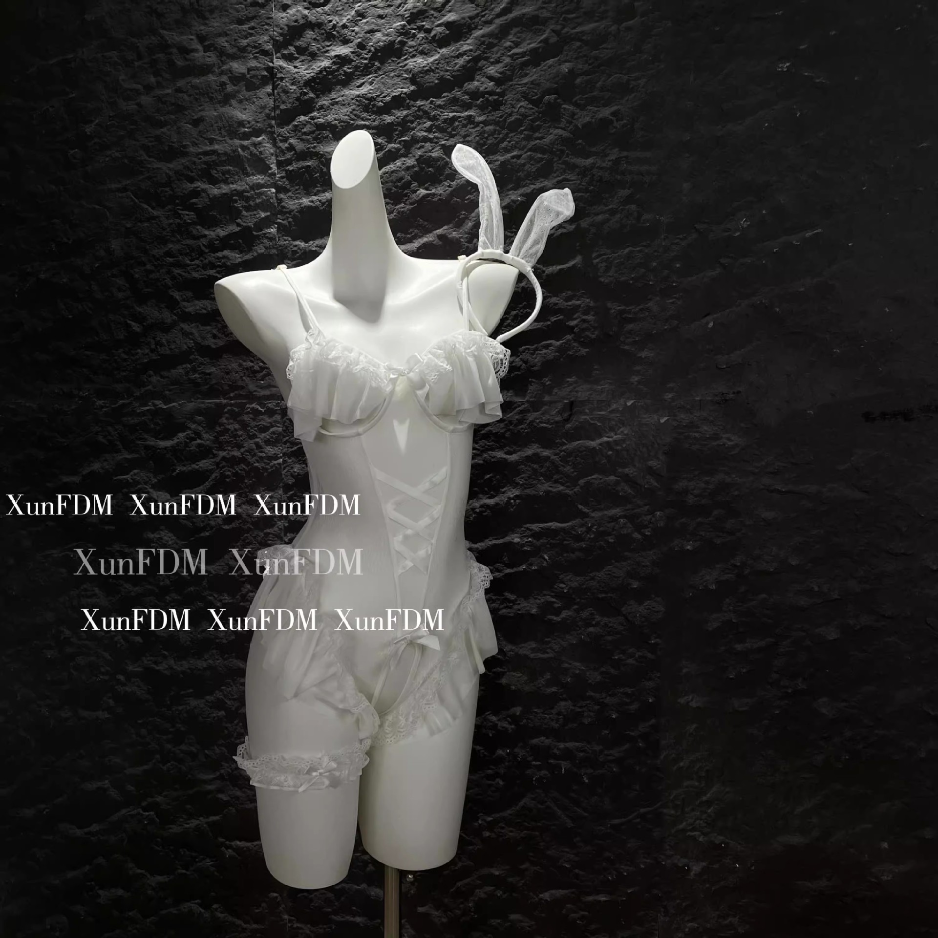 섹스 란제리를 입은 여자 금욕계 의상 메이드 섹시한 파자마 무드 커플 사랑