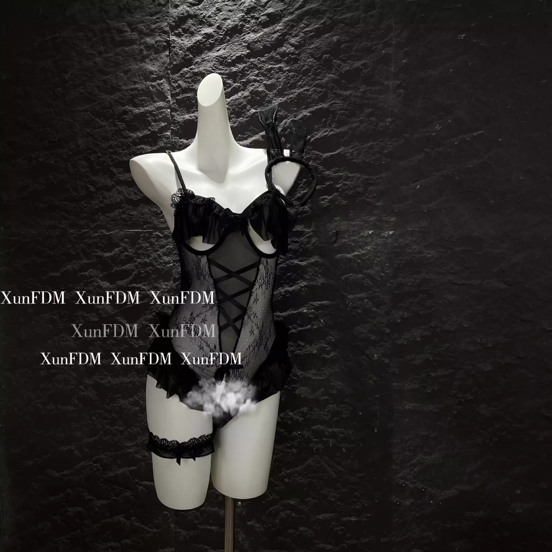 섹스 란제리를 입은 여자 금욕계 의상 메이드 섹시한 파자마 무드 커플 사랑