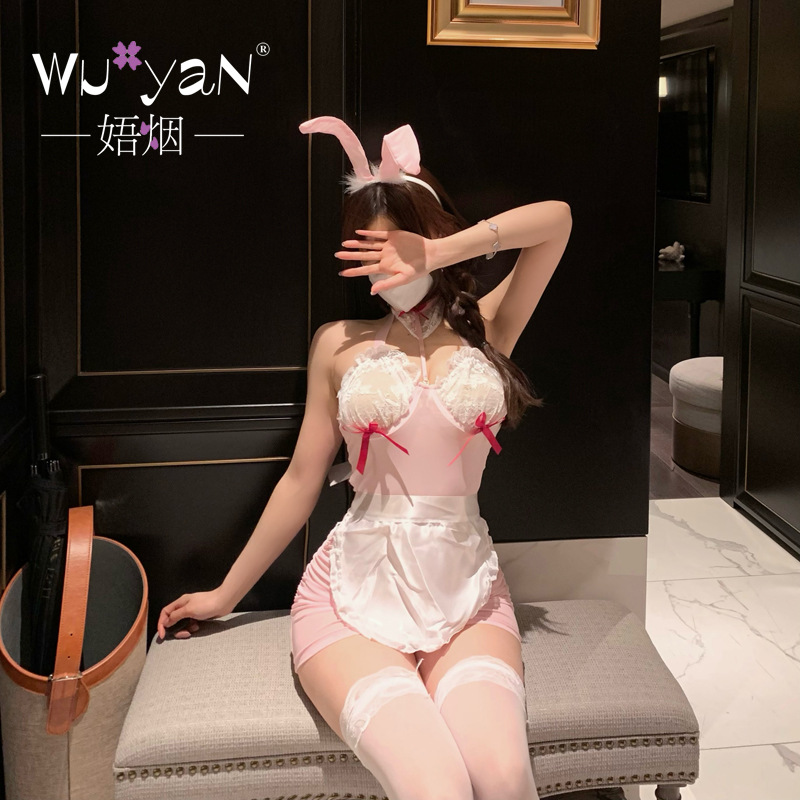 글래머러스한 속옷의 여자는 제복을 입는 것을 금욕한다 섹시한 잠옷