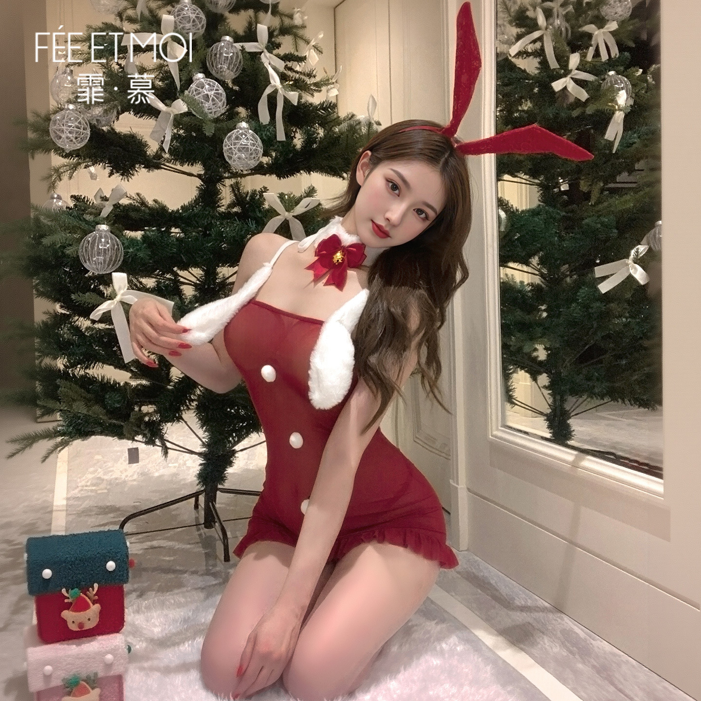 섹시 란제리 크리스마스 밀크 커버 토끼는 섹시하고 순수한 엉덩이를 감싸는 스커트로 섹시한 시스루 가슴을 드러내 유혹한다