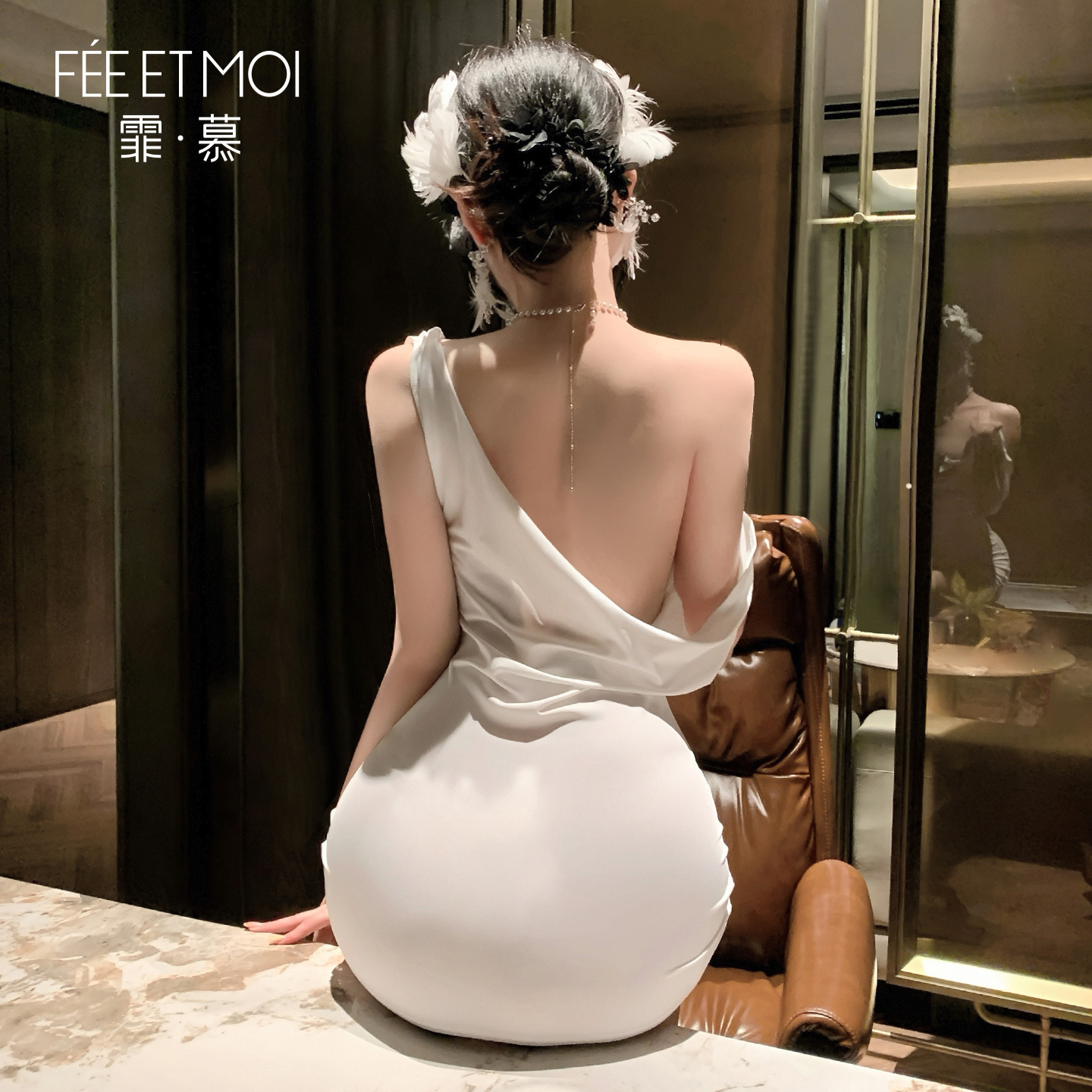 가슴이 드러나는 슬림넥 백 히프 스커트 섹시한 누드 등이 담긴 섹시 세트 에로틱 언더웨어 7887