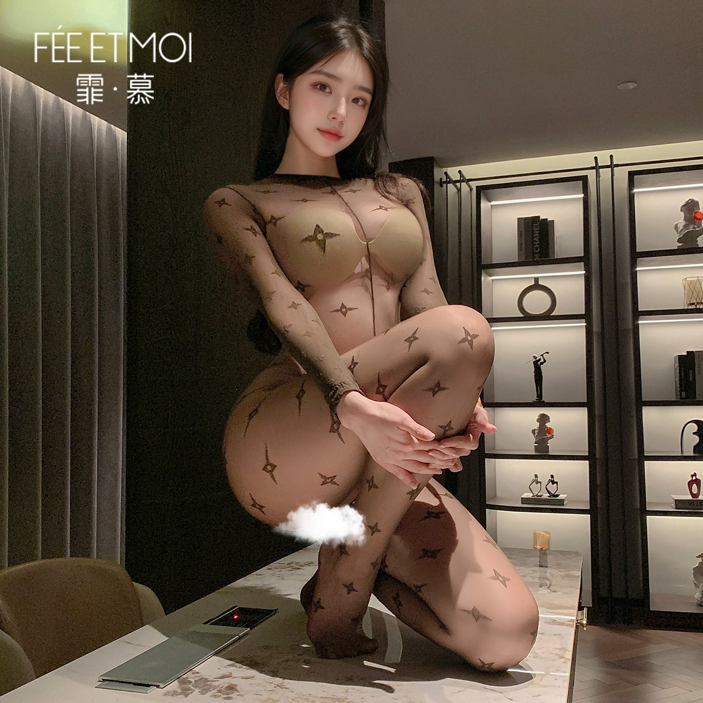 망홍 스타일에 슬림한 시스루 밑단오픈 자카드 원피스 스타킹으로 블랙 실크를 벗지 않고 섹시한 속옷을 매치했다