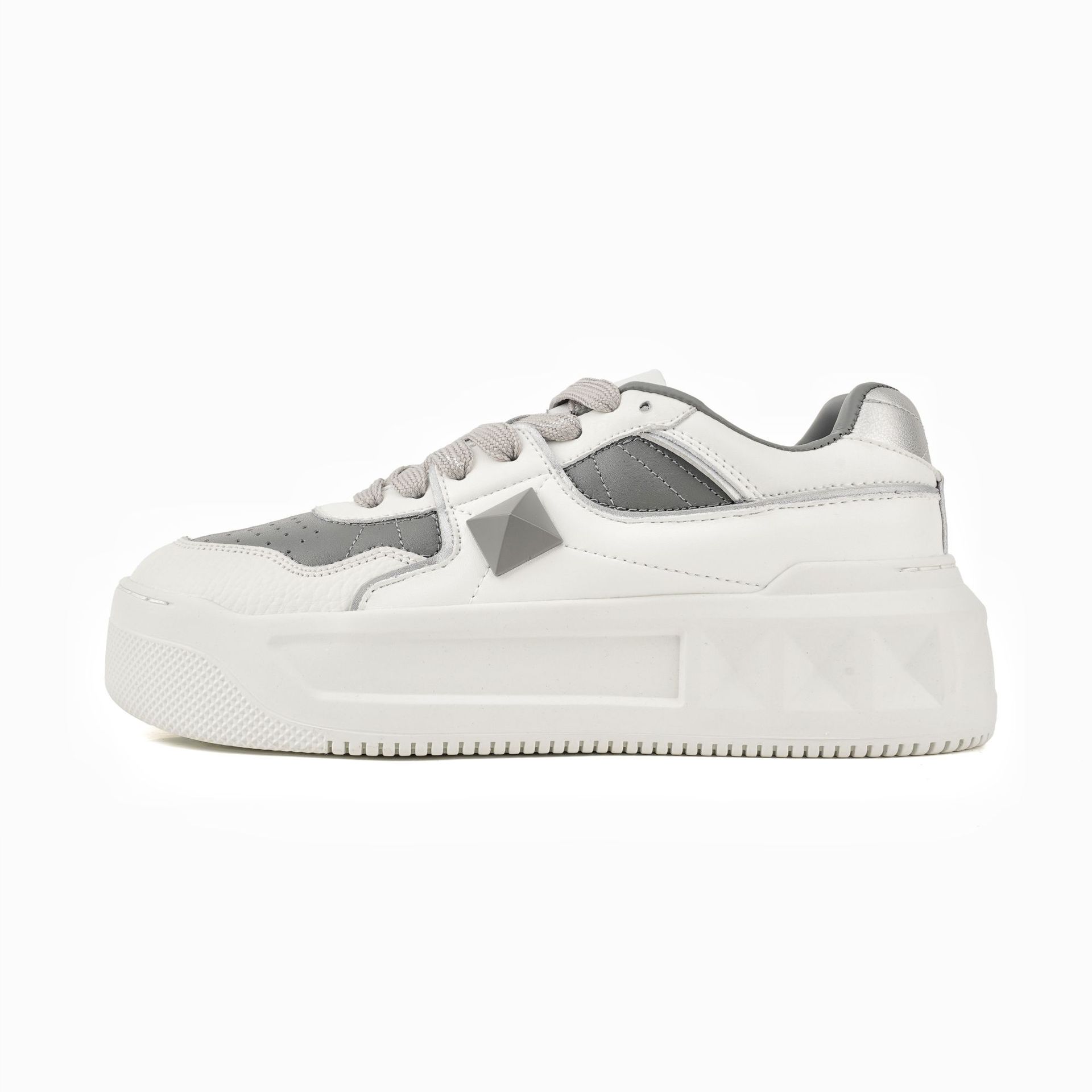 새로운 가죽 스터드 키높이 구두 로다 로즈 케이크 스포츠 쿠키입니다