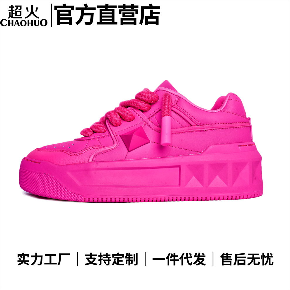 새로운 가죽 스터드 키높이 구두 로다 로즈 케이크 스포츠 쿠키입니다