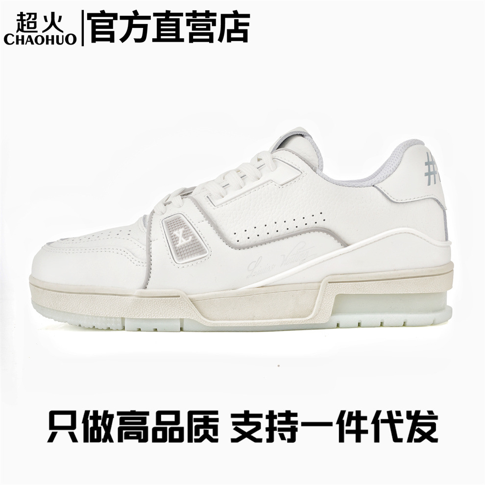 레더 트레이너 신상품 캐주얼 슈즈입니다. 남녀 캐주얼을 모두 즐길 수 있는 럭셔리하고 캐주얼 슈즈입니다