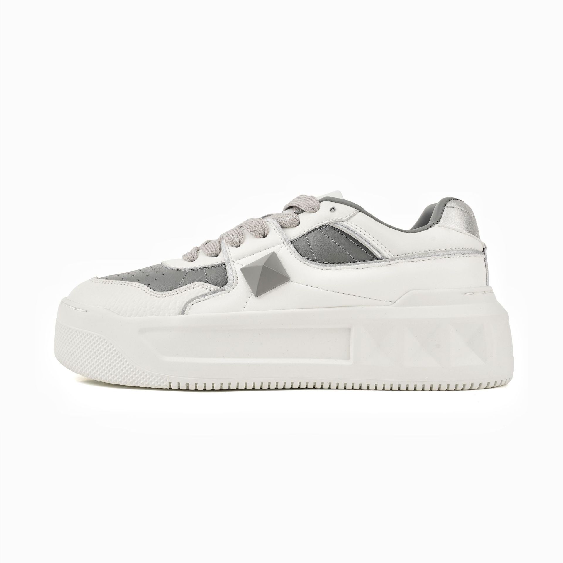 새로운 가죽 스터드 키높이 구두 로다 로즈 케이크 스포츠 쿠키입니다