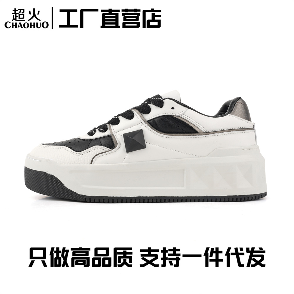 신상품 리얼 가죽 스터드 화이트 슈즈 남성 키 5cm 스포츠 레저 빵 비스킷 슈즈 여성