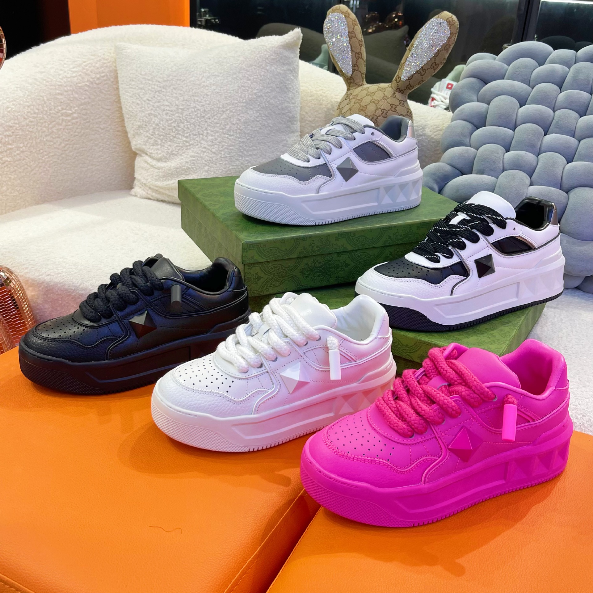 신상품 리얼 가죽 스터드 화이트 슈즈 남성 키 5cm 스포츠 레저 빵 비스킷 슈즈 여성