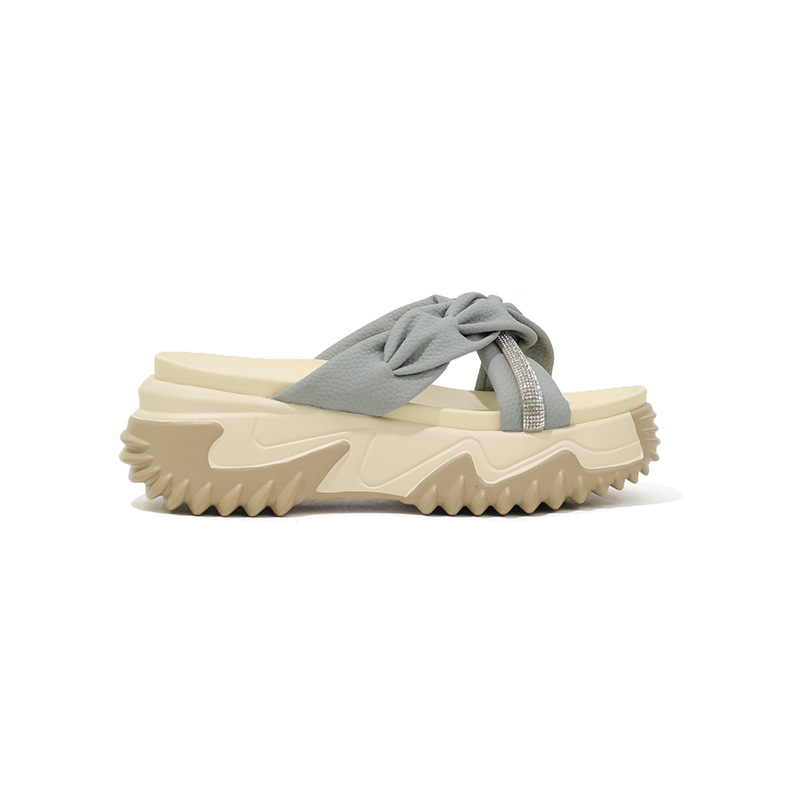 도톰한 바탕에 키높이 슬리퍼를 신은 여성 여름 신상품 아웃룩 룩 코리안 큐빅 샌들과 어울리는 여성