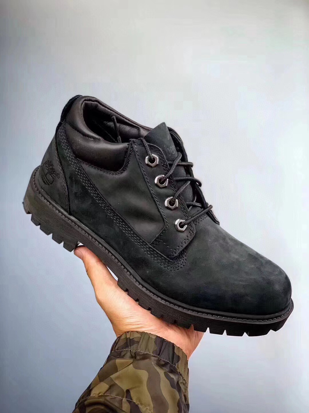 남녀 슈즈 실외에 방수가 잘 안돼요. 클래식한 하이탑 오버로우 부츠 마틴 부츠예요