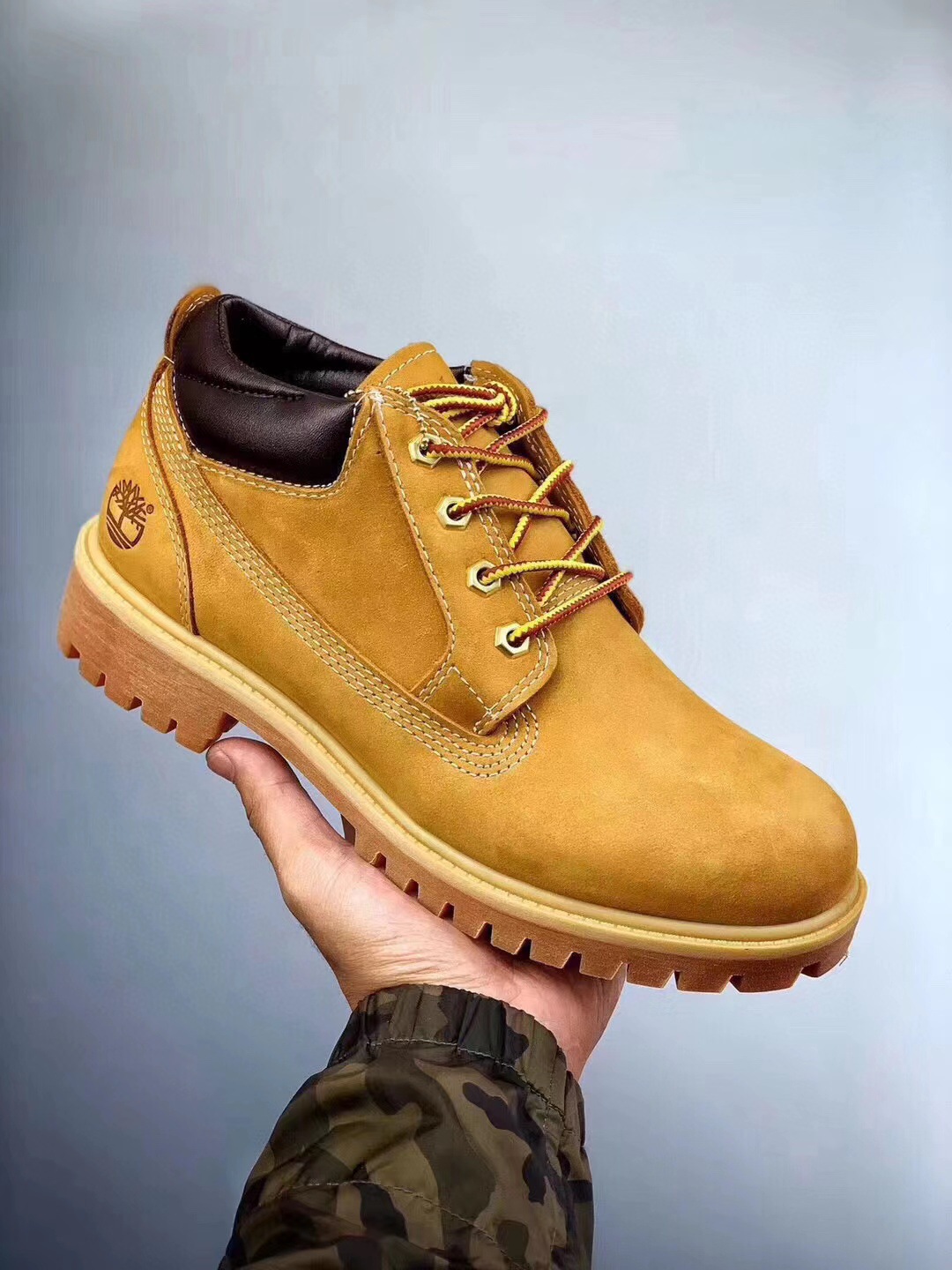 남녀 슈즈 실외에 방수가 잘 안돼요. 클래식한 하이탑 오버로우 부츠 마틴 부츠예요