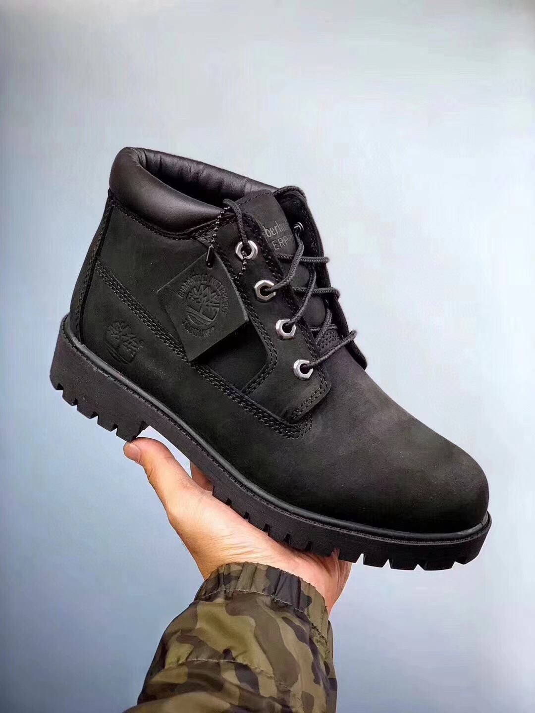 남녀 슈즈 실외에 방수가 잘 안돼요. 클래식한 하이탑 오버로우 부츠 마틴 부츠예요