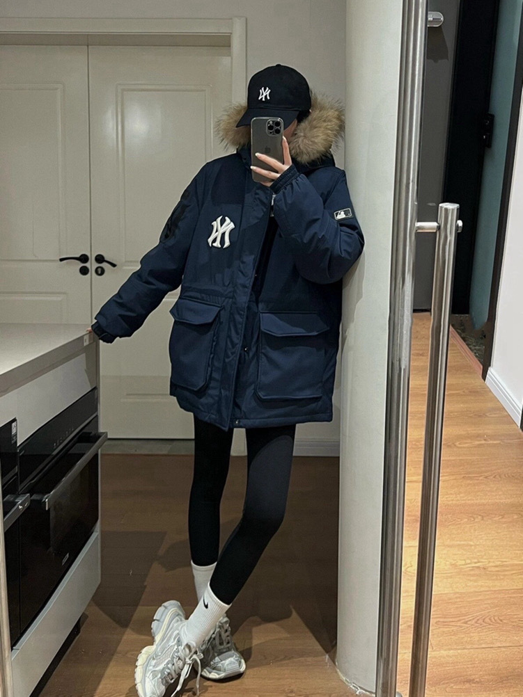 mlb 남녀 캐주얼 두루마기 후드 겨울용 패딩 오버칼라 미디엄 기장으로 톡톡하게 연출