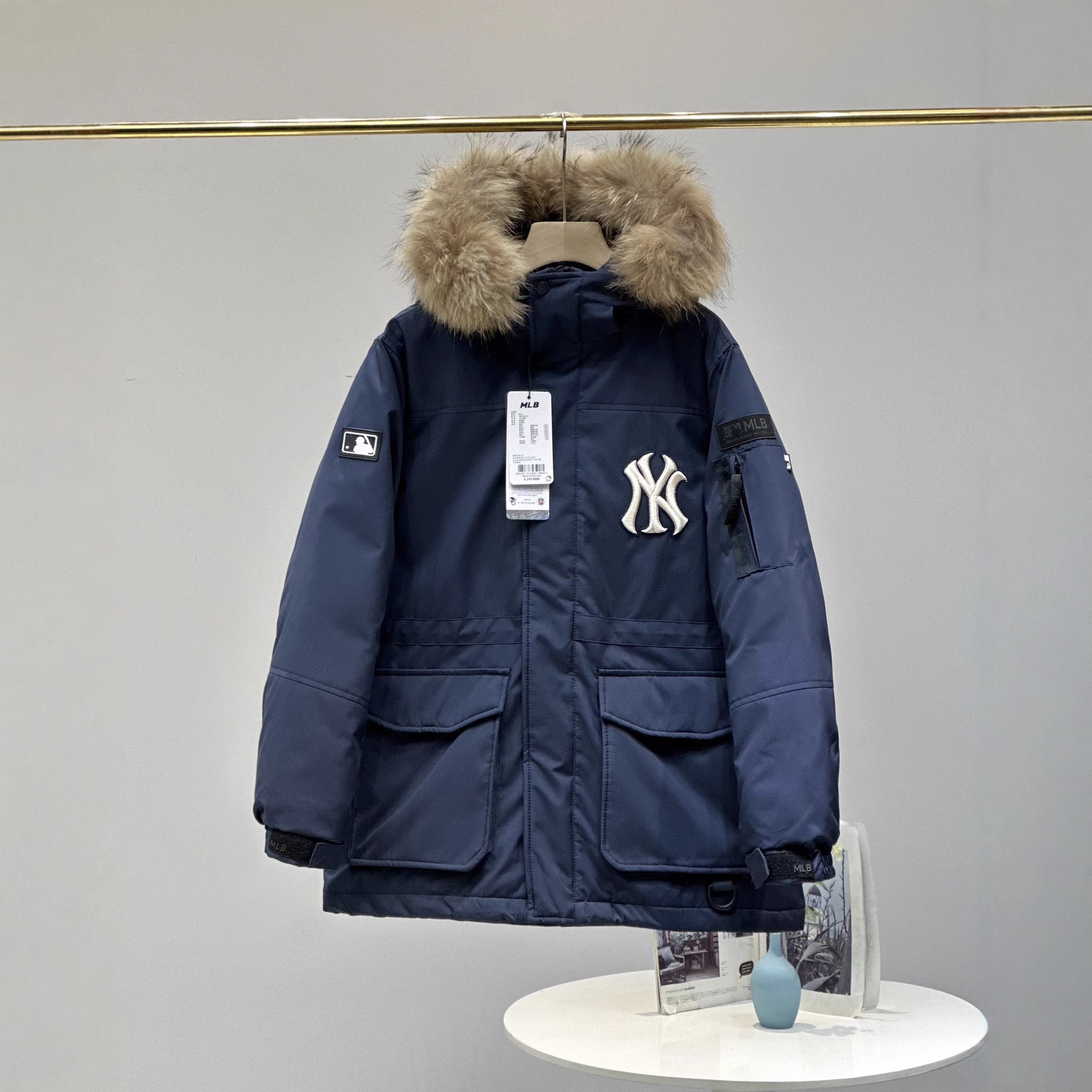 mlb 남녀공용 후드 패딩 오버핏 커플 미디엄 기장의 도톰한 방수공 코트입니다