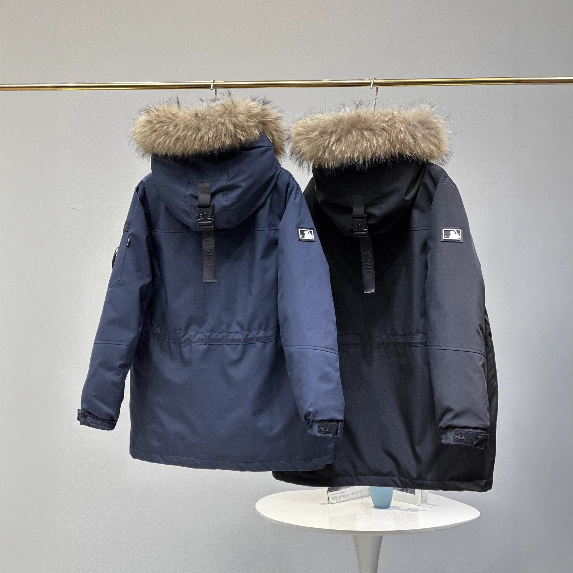 mlb 남녀공용 후드 패딩 오버핏 커플 미디엄 기장의 도톰한 방수공 코트입니다