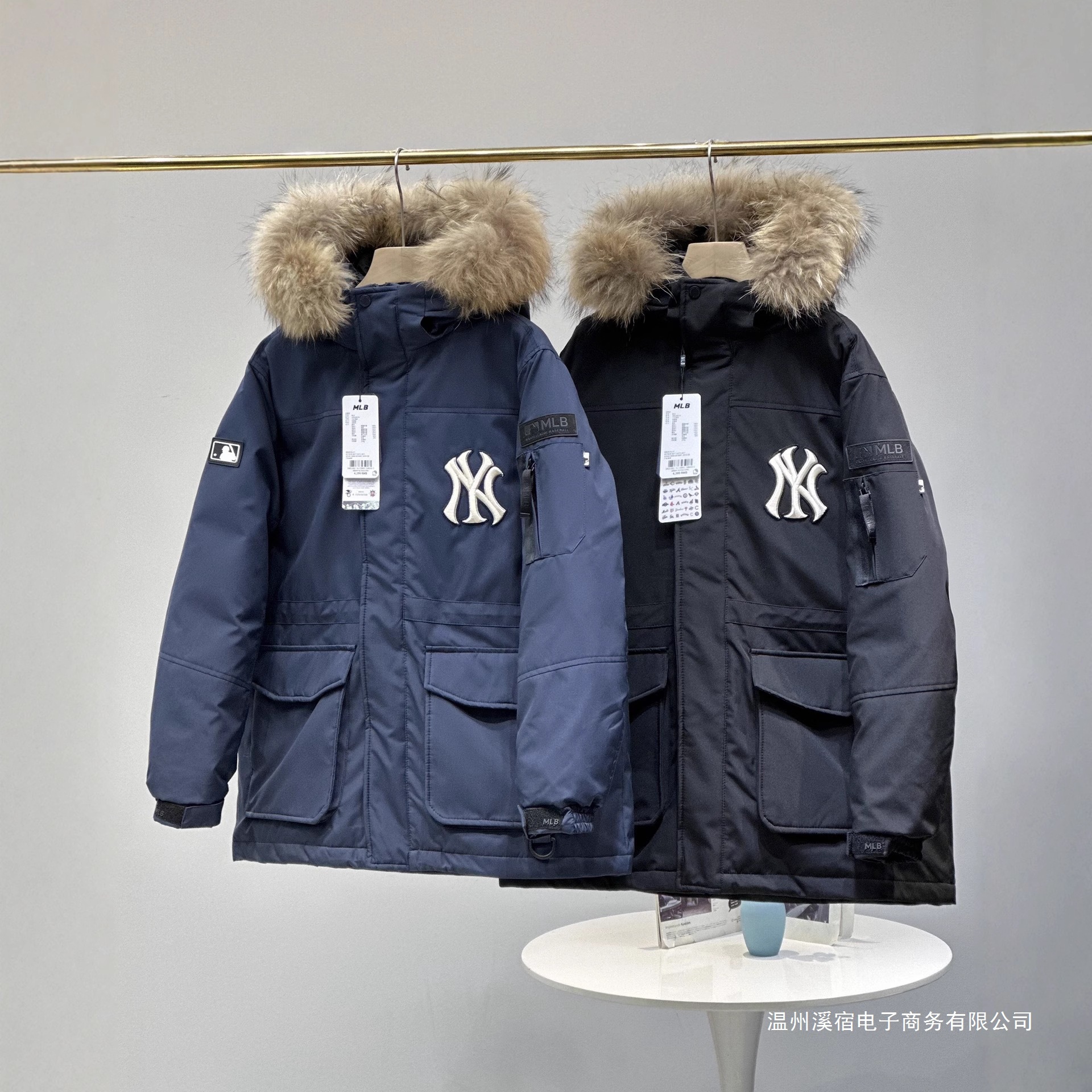 mlb 남녀공용 후드 패딩 오버핏 커플 미디엄 기장의 도톰한 방수공 코트입니다