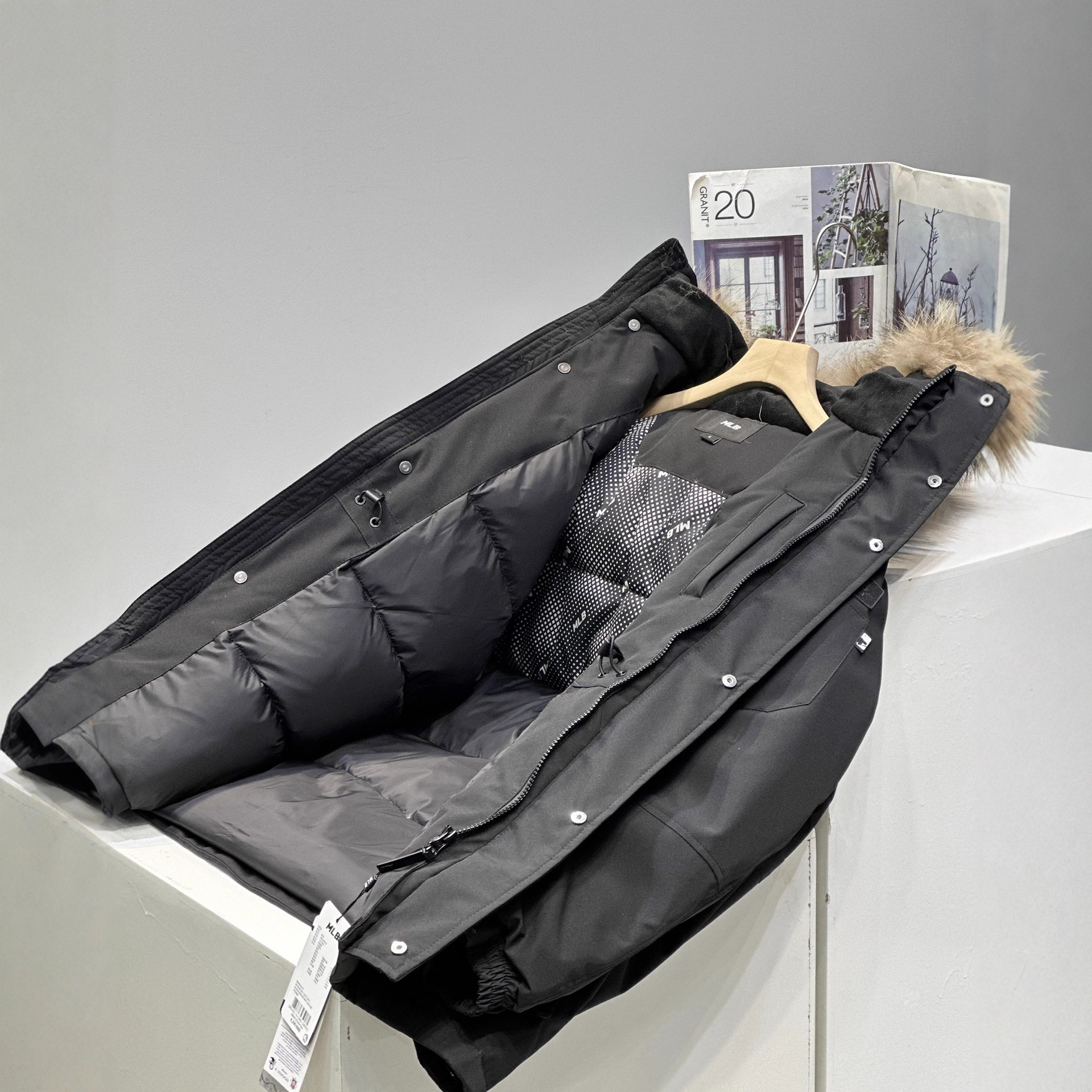 mlb 남녀공용 후드 패딩 오버핏 커플 미디엄 기장의 도톰한 방수공 코트입니다