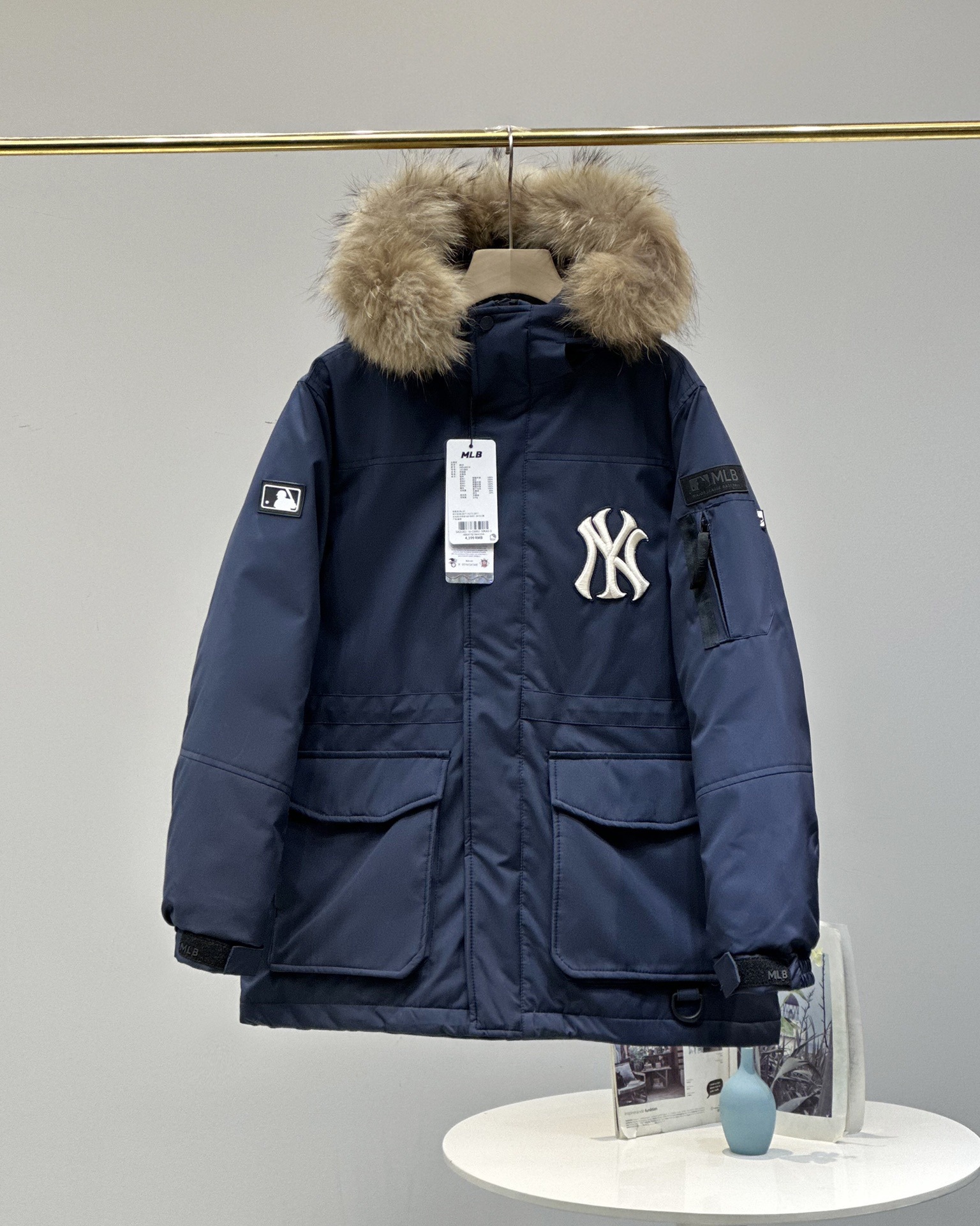 mlb 남녀공용 후드 패딩 오버핏 커플 미디엄 기장의 도톰한 방수공 코트입니다