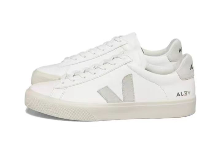 순수한 흰색 아웃도어슈즈 veja는 남녀 커플의 스포티와 캐주얼에 두루 어울립니다