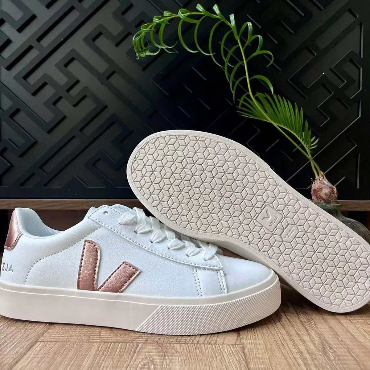 순수한 흰색 아웃도어슈즈 veja는 남녀 커플의 스포티와 캐주얼에 두루 어울립니다