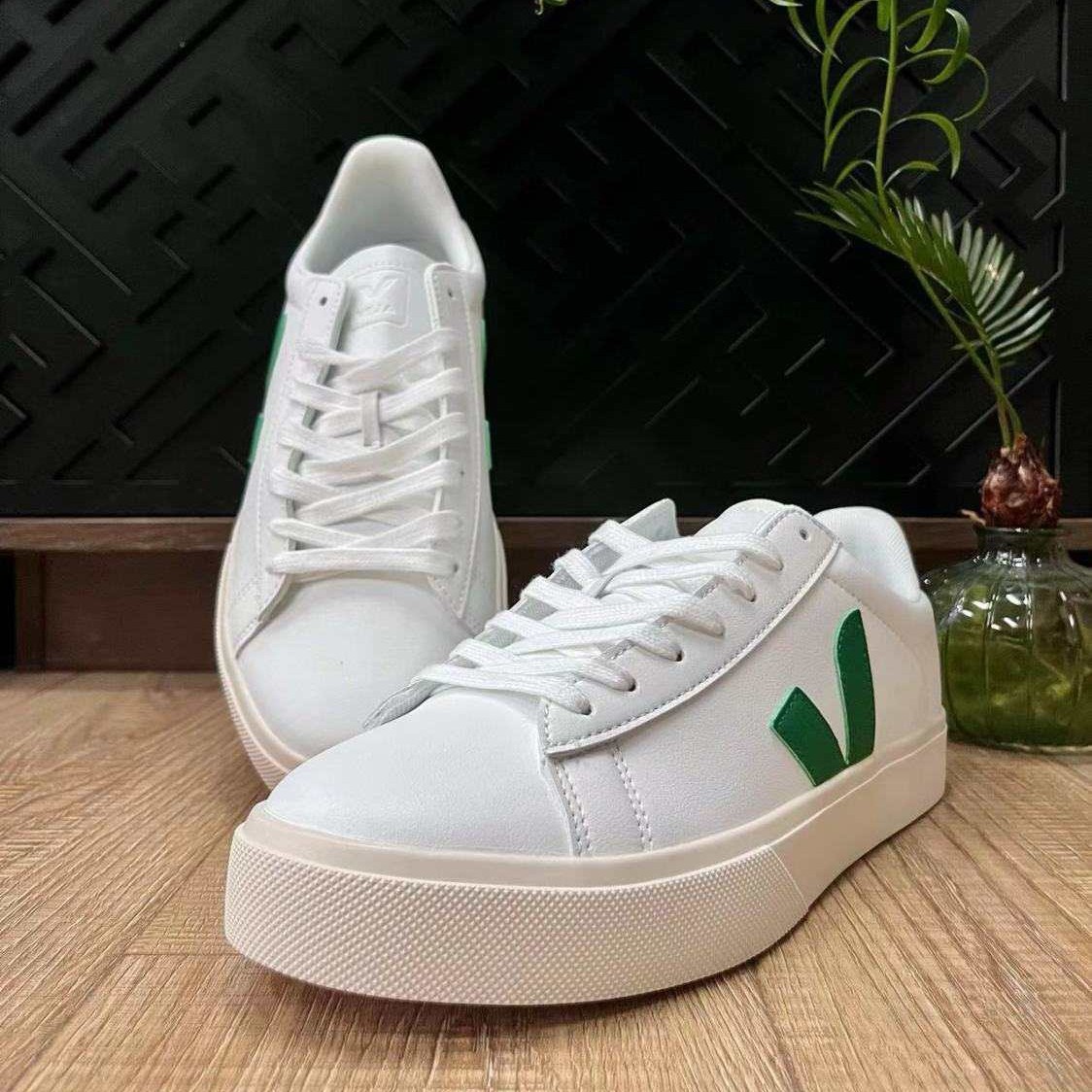 순수한 흰색 아웃도어슈즈 veja는 남녀 커플의 스포티와 캐주얼에 두루 어울립니다