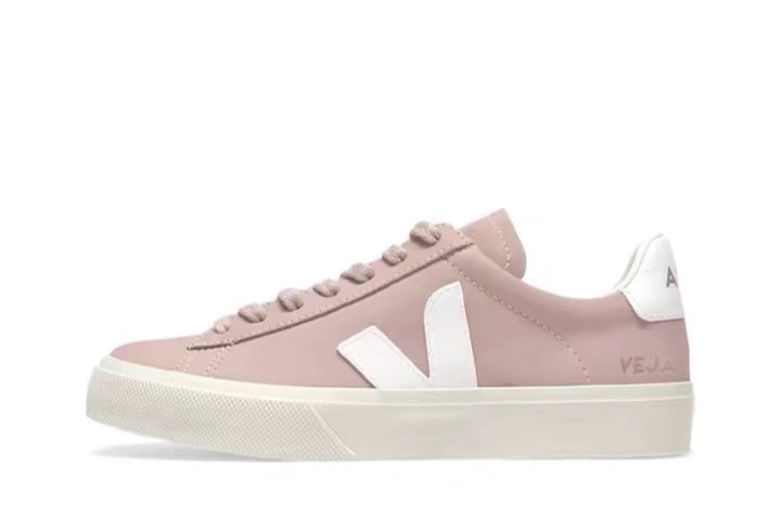 순수한 흰색 아웃도어슈즈 veja는 남녀 커플의 스포티와 캐주얼에 두루 어울립니다
