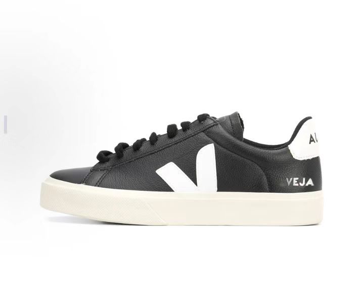 순수한 흰색 아웃도어슈즈 veja는 남녀 커플의 스포티와 캐주얼에 두루 어울립니다