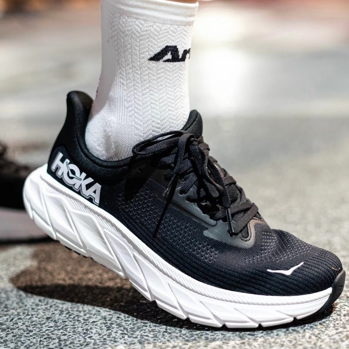 호카 아웃도어 스니커즈 아라히 7 등산화 남녀 전용 트레킹화