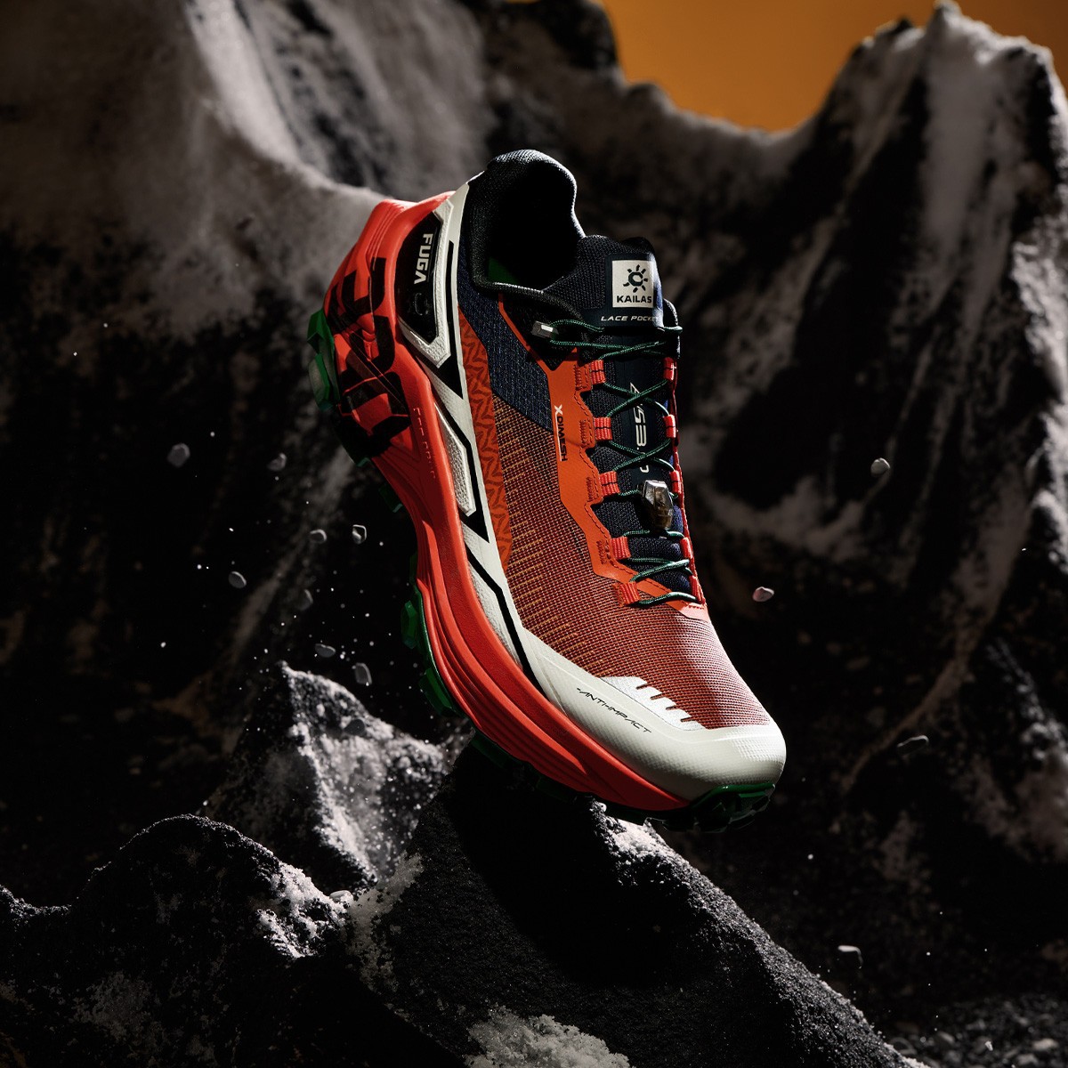 남녀 전용 통기성 트레킹 등산화로 지형 전체의 충격을 완화하고 미끄럼을 방지합니다