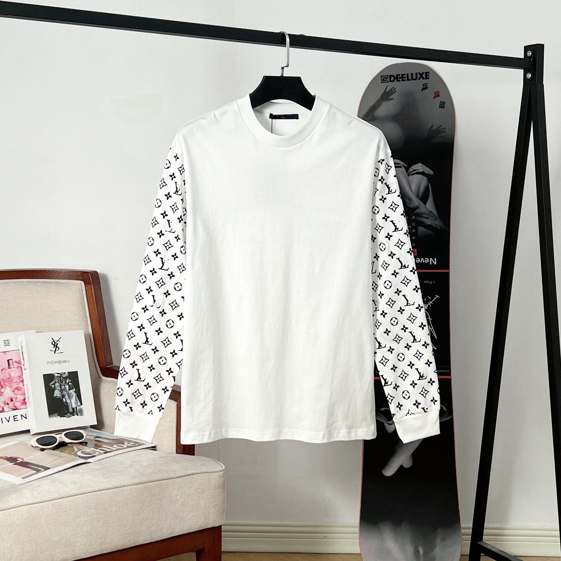 가을 신상 소매 무늬의 로고 프린트 캐주얼 루즈핏 남녀 긴팔 티셔츠입니다