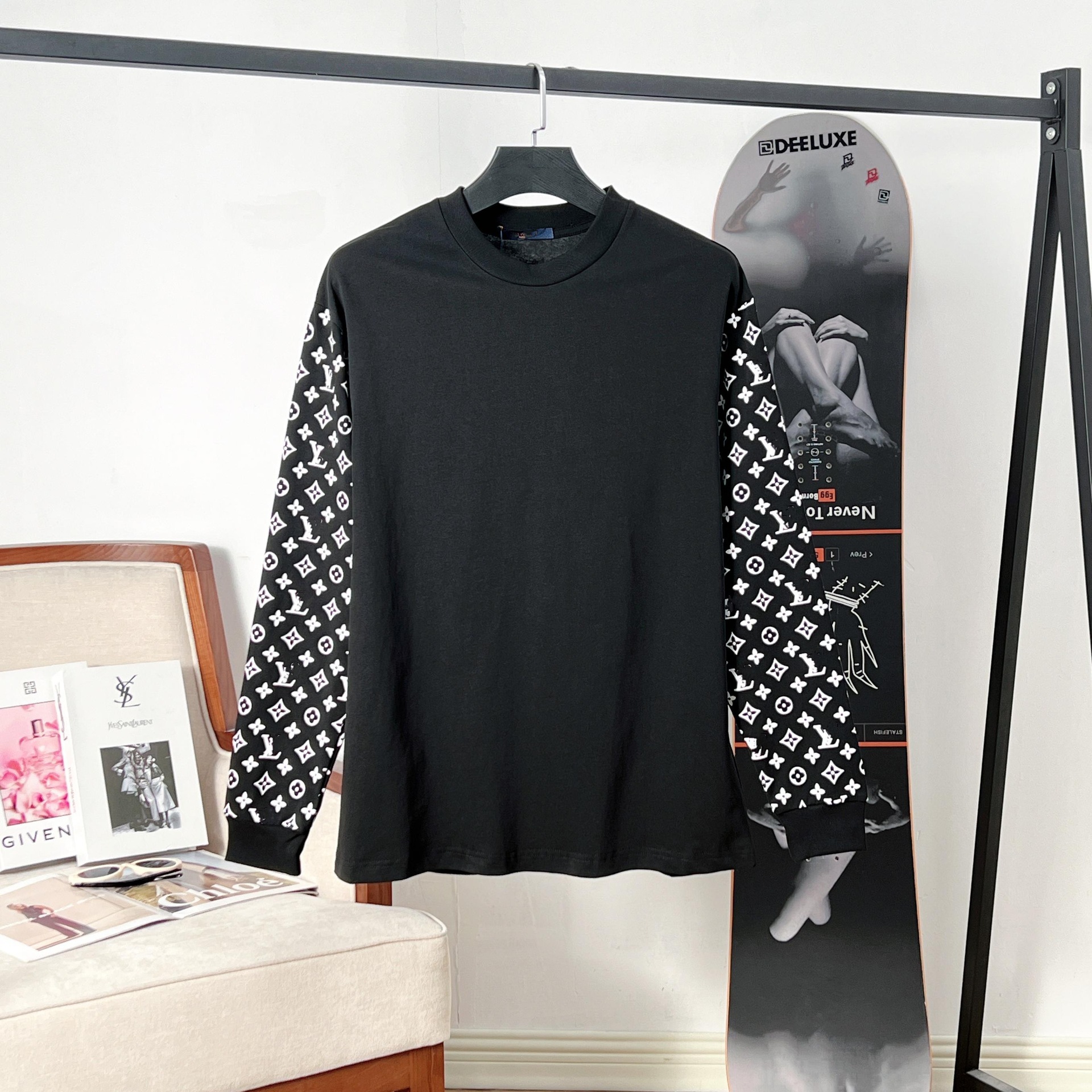 가을 신상 소매 무늬의 로고 프린트 캐주얼 루즈핏 남녀 긴팔 티셔츠입니다