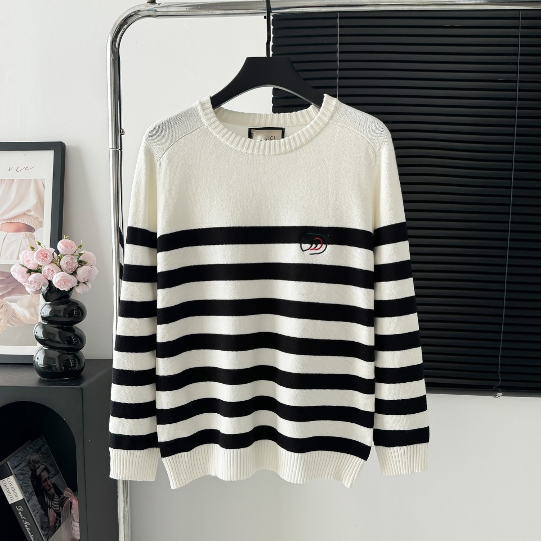 니트 가을 겨울 풀 프린팅 로고 자카드 라운드 넥의 루즈핏 남녀 커플 니트입니다