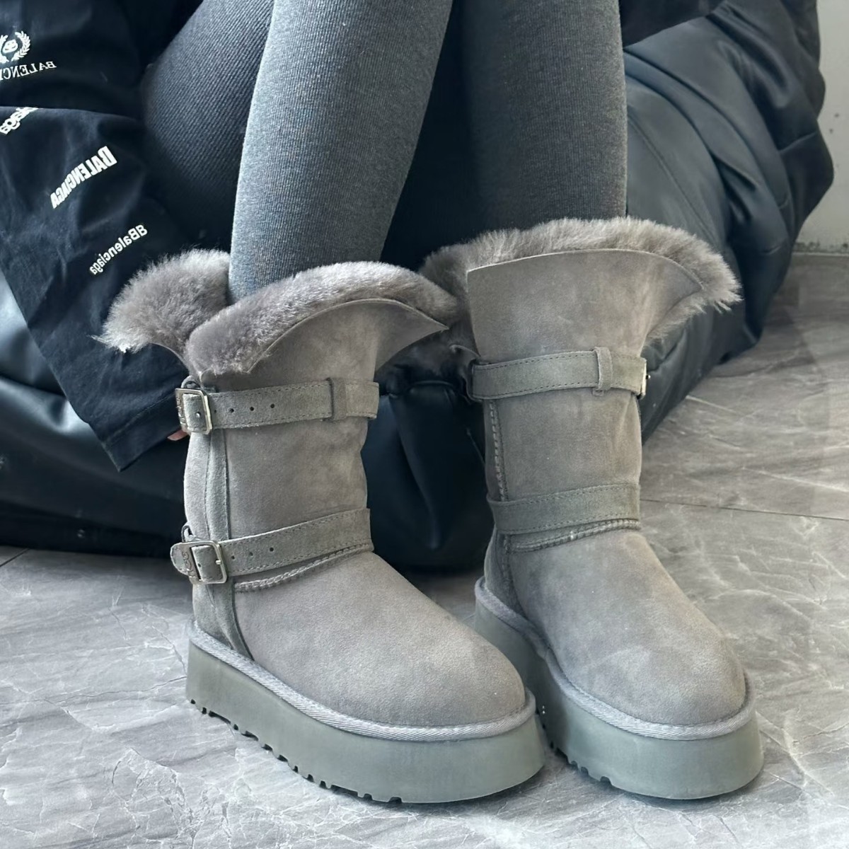 겨울 신상품 도톰한 기모 소가죽 스노우 부츠 2 켤레 여성용 통창으로 날씬해 보이지만 무릎보다 미끄럽지 않고 따뜻해요