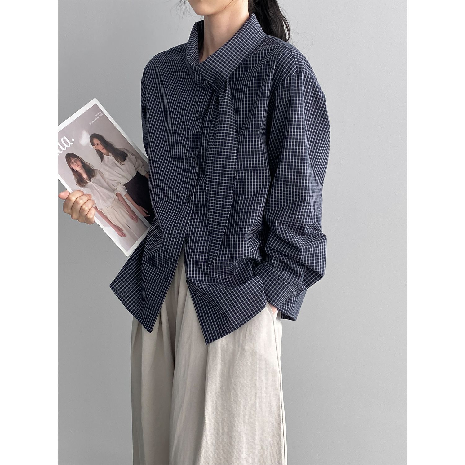 한적인 디자인의 미니 타이 체크 셔츠 초가을 분위기의 100면 탑 레이어드