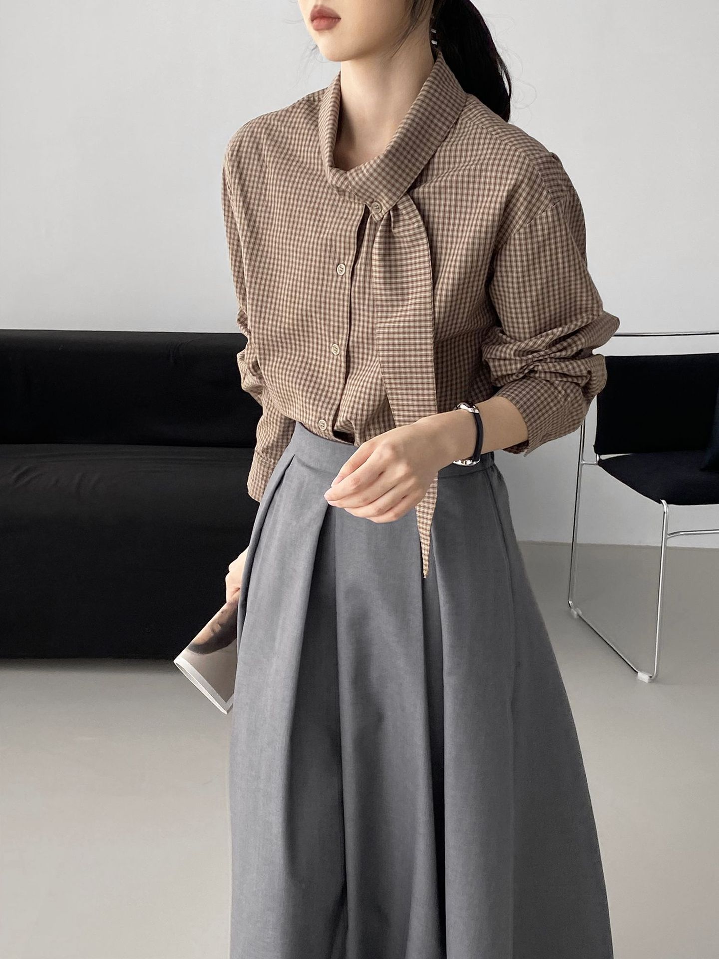 한적인 디자인의 미니 타이 체크 셔츠 초가을 분위기의 100면 탑 레이어드