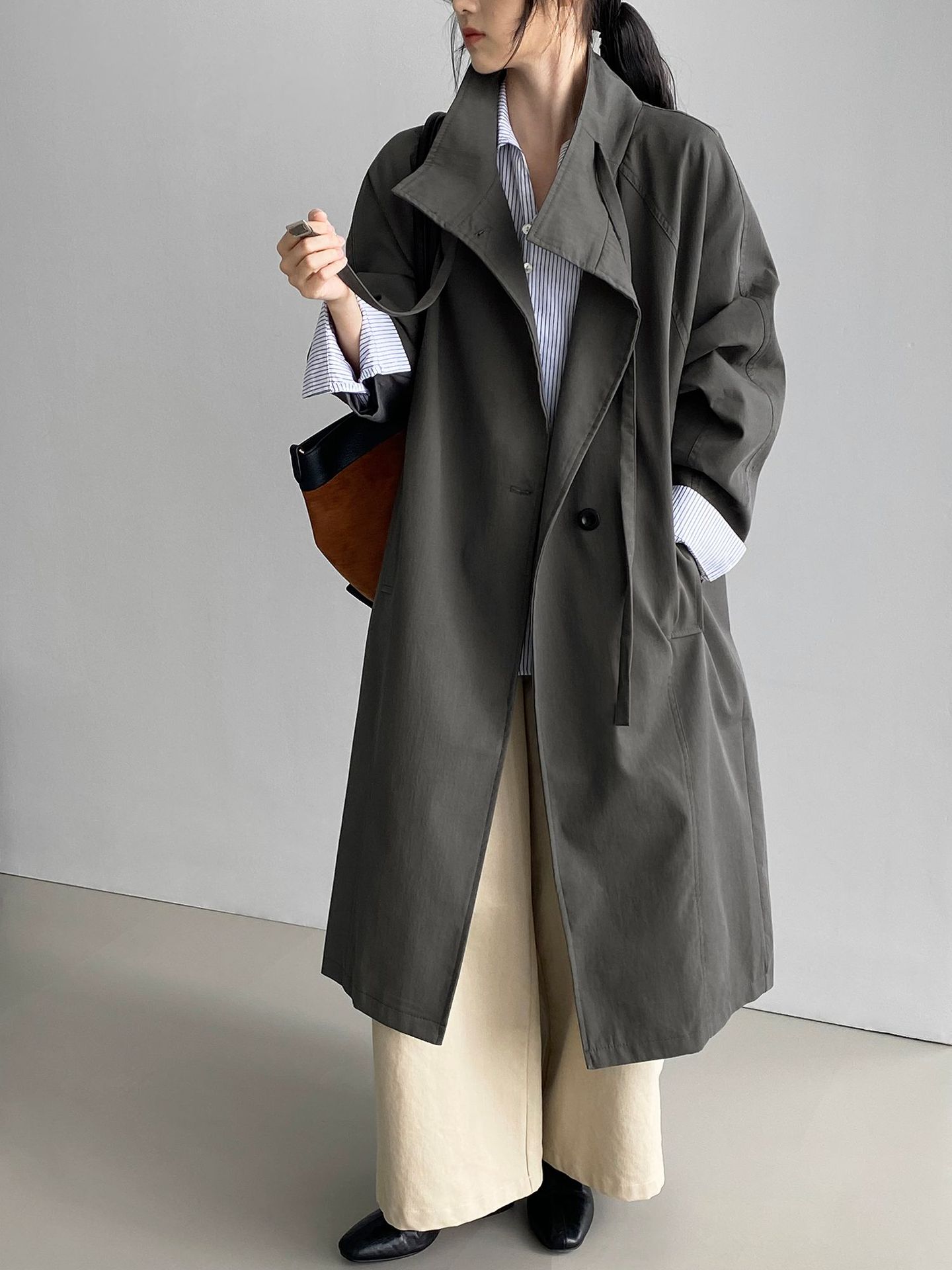 고급스런 카키 컬러의 칼라 트렌치코트 나른한 풀기감의 쿠션 캐주얼한 플로어 코트입니다