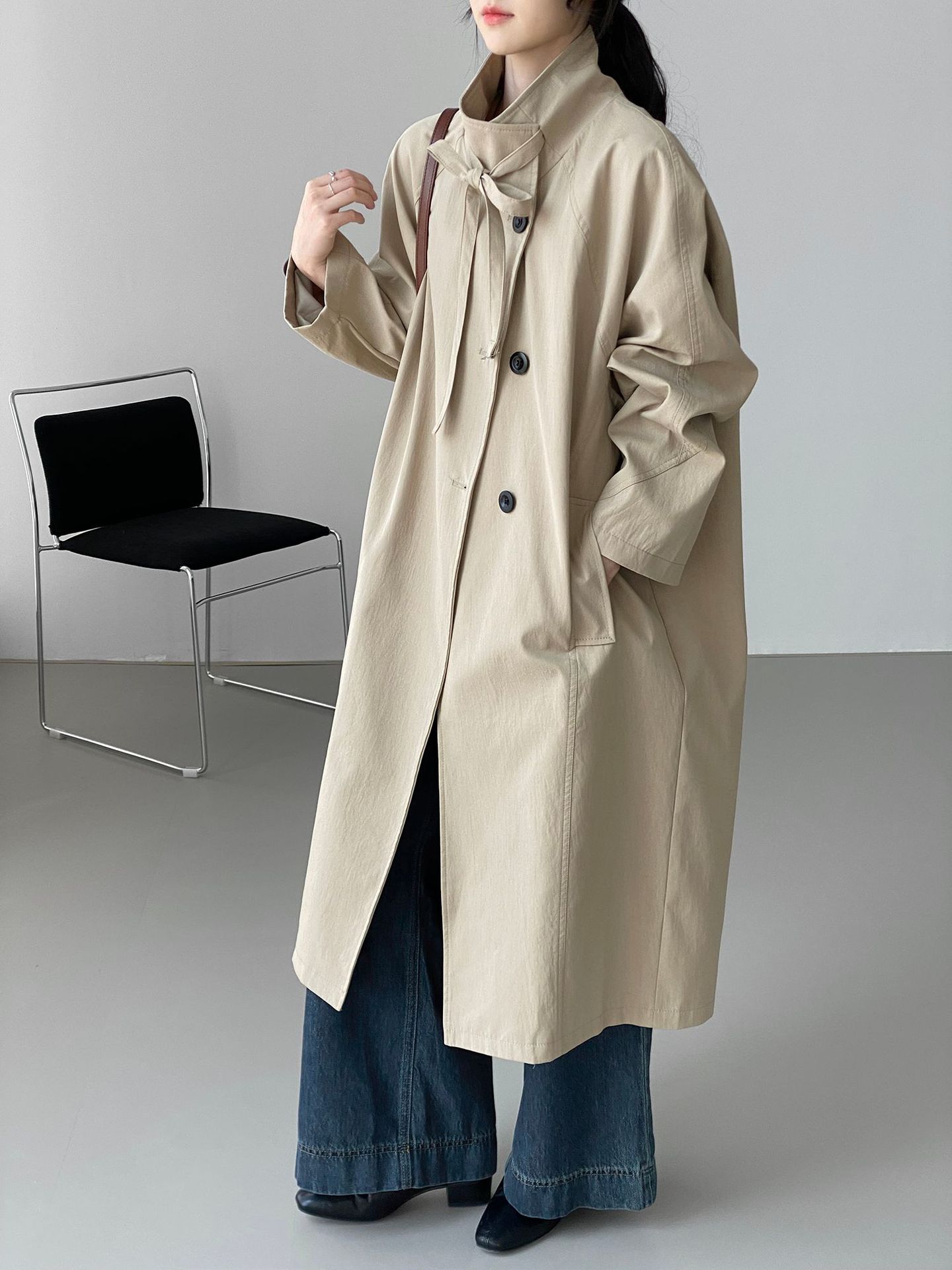 고급스런 카키 컬러의 칼라 트렌치코트 나른한 풀기감의 쿠션 캐주얼한 플로어 코트입니다