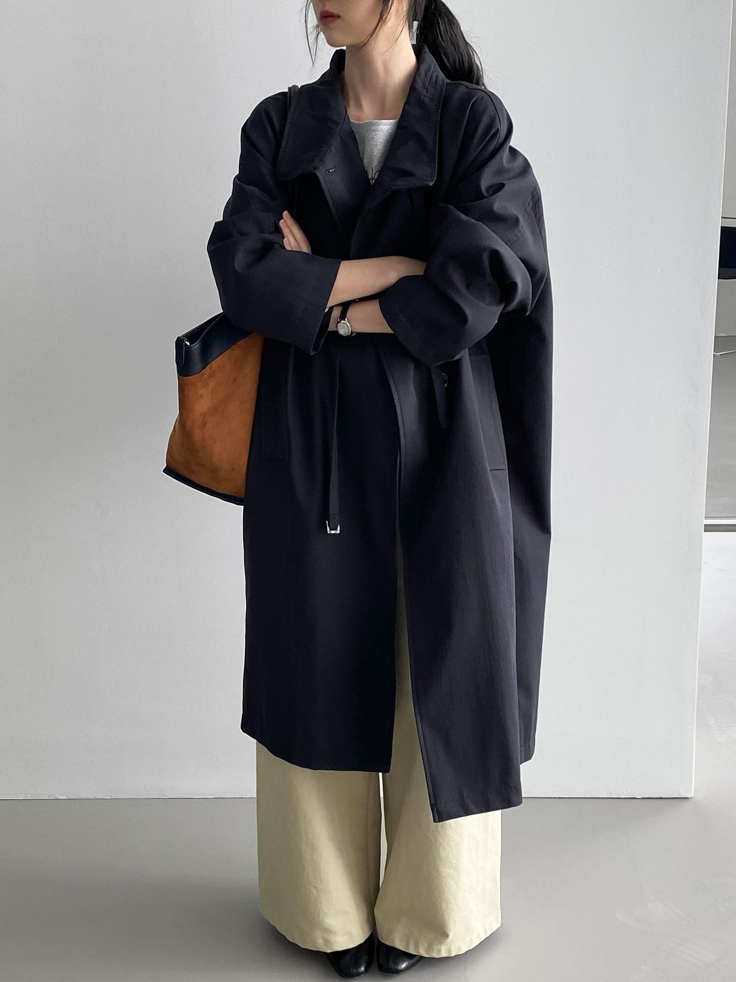 고급스런 카키 컬러의 칼라 트렌치코트 나른한 풀기감의 쿠션 캐주얼한 플로어 코트입니다