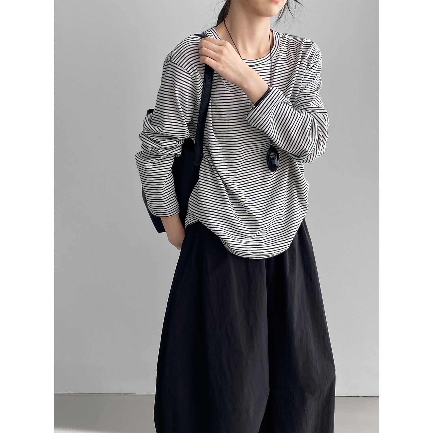 데일리룩은 크루넥 스트라이프 긴팔 티셔츠로 나른하고 캐주얼한 여성 상의와 매치하기 좋습니다