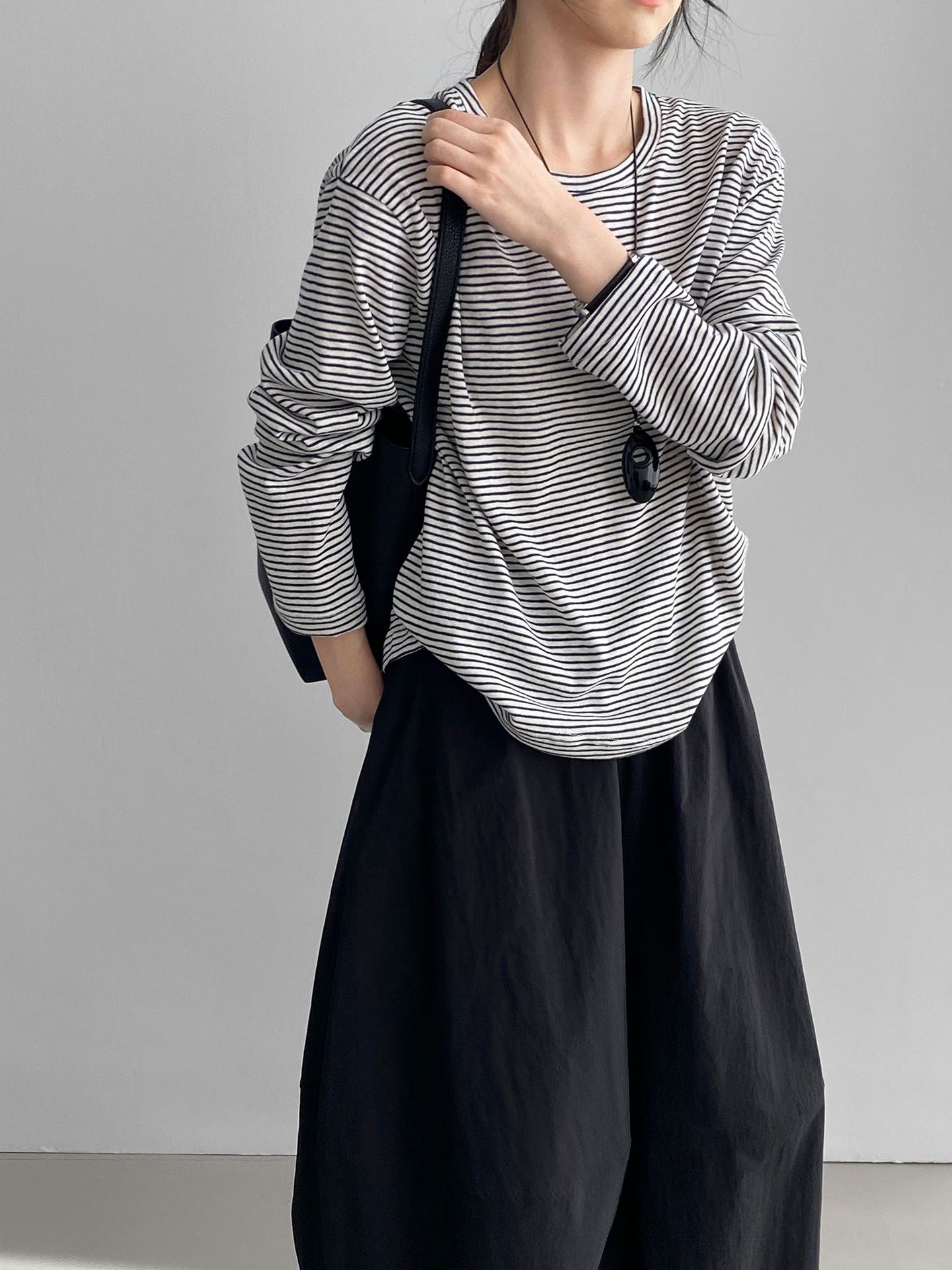 데일리룩은 크루넥 스트라이프 긴팔 티셔츠로 나른하고 캐주얼한 여성 상의와 매치하기 좋습니다