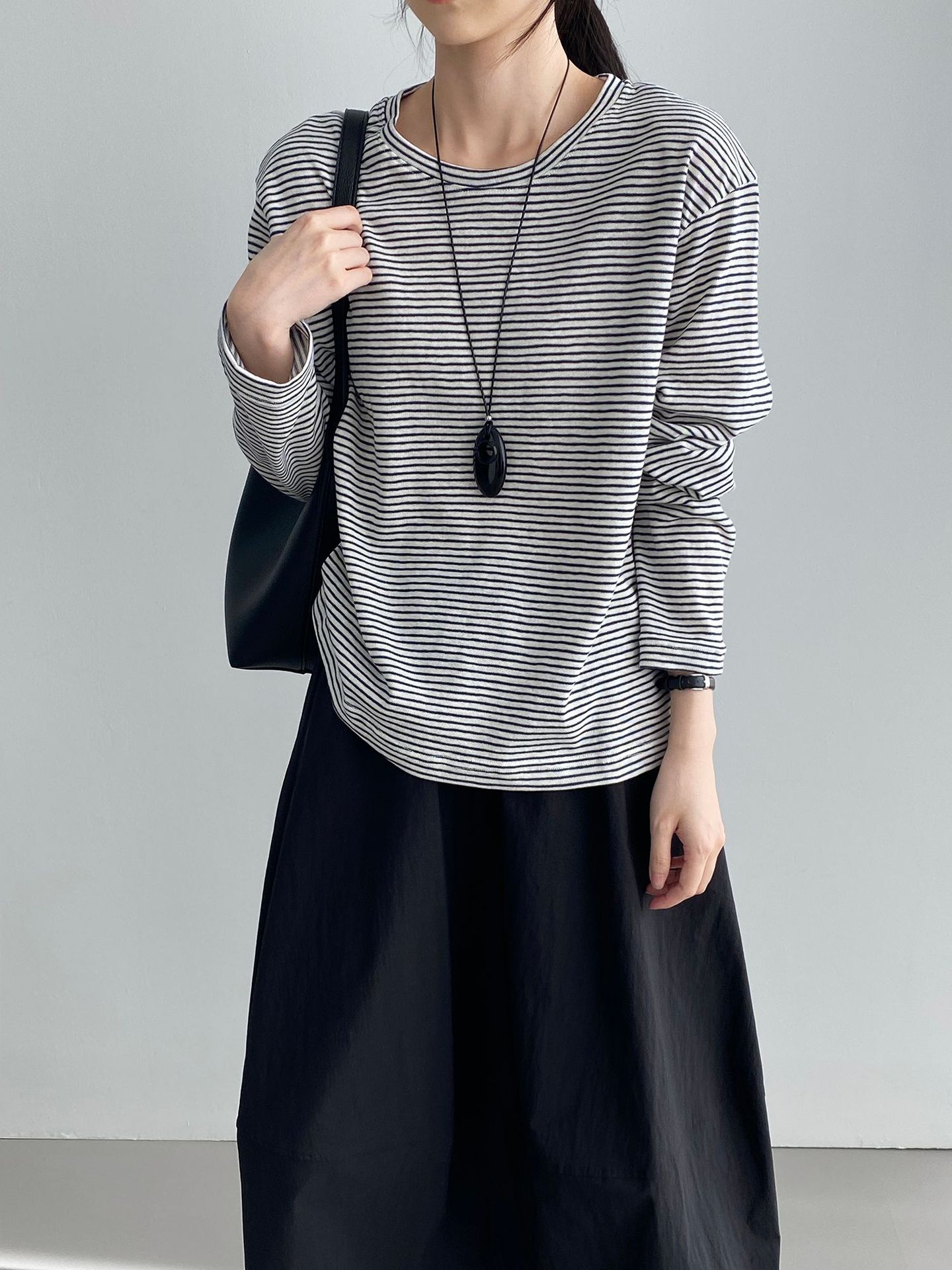 데일리룩은 크루넥 스트라이프 긴팔 티셔츠로 나른하고 캐주얼한 여성 상의와 매치하기 좋습니다