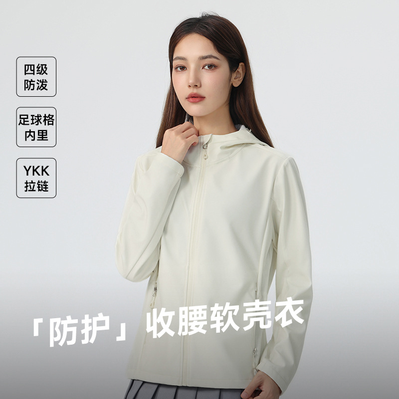 쇼트 기장의 소프트쉘 여성 신상으로 허리 잘려져 날씬해 보이는 가을 아웃도어 트레킹 보온성 살수 차단 코트입니다