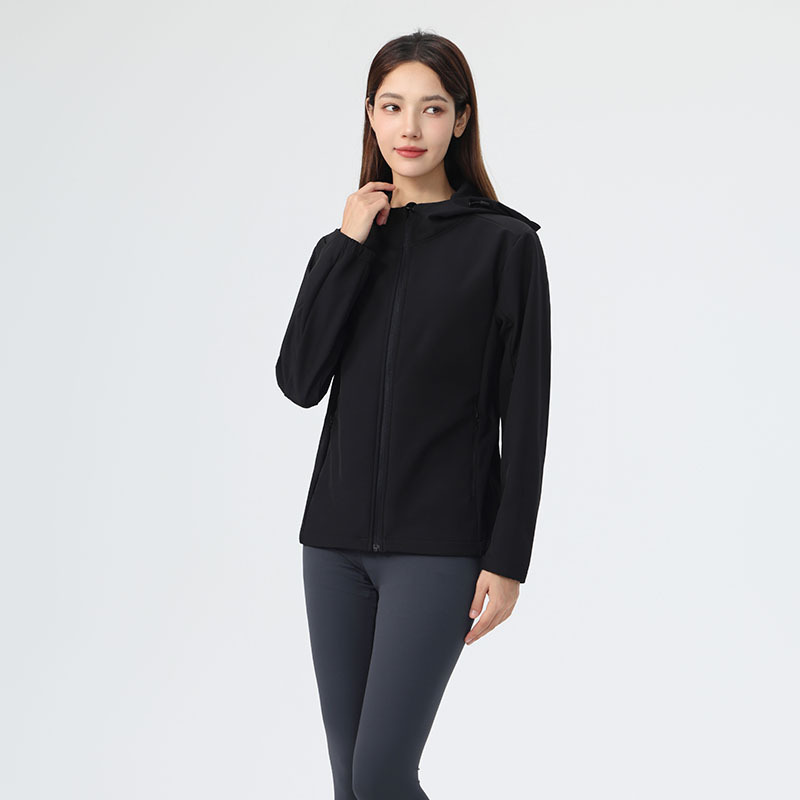 쇼트 기장의 소프트쉘 여성 신상으로 허리 잘려져 날씬해 보이는 가을 아웃도어 트레킹 보온성 살수 차단 코트입니다