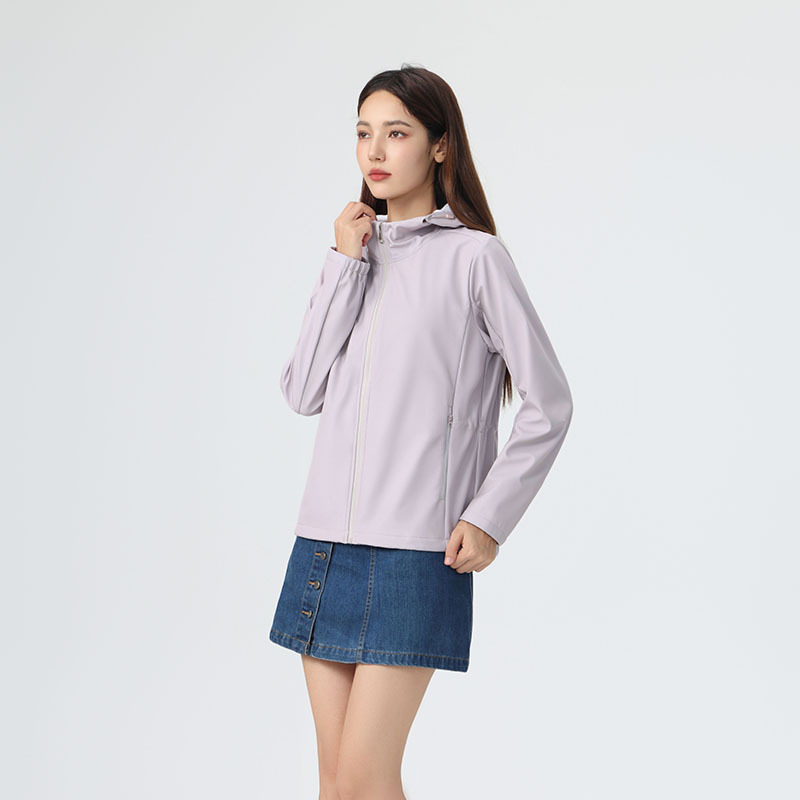 쇼트 기장의 소프트쉘 여성 신상으로 허리 잘려져 날씬해 보이는 가을 아웃도어 트레킹 보온성 살수 차단 코트입니다