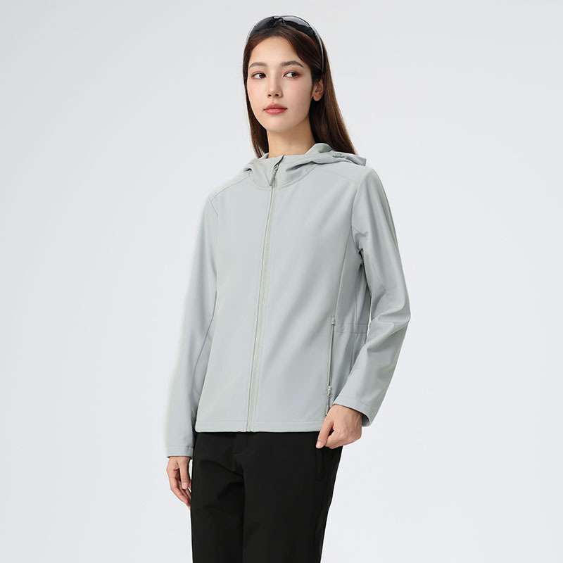 쇼트 기장의 소프트쉘 여성 신상으로 허리 잘려져 날씬해 보이는 가을 아웃도어 트레킹 보온성 살수 차단 코트입니다