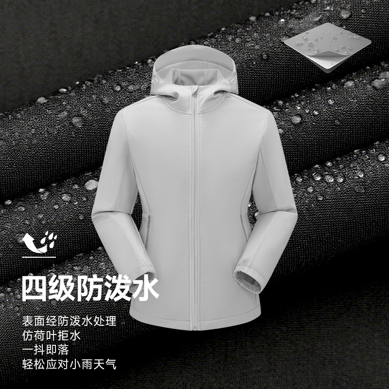 쇼트 기장의 소프트쉘 여성 신상으로 허리 잘려져 날씬해 보이는 가을 아웃도어 트레킹 보온성 살수 차단 코트입니다