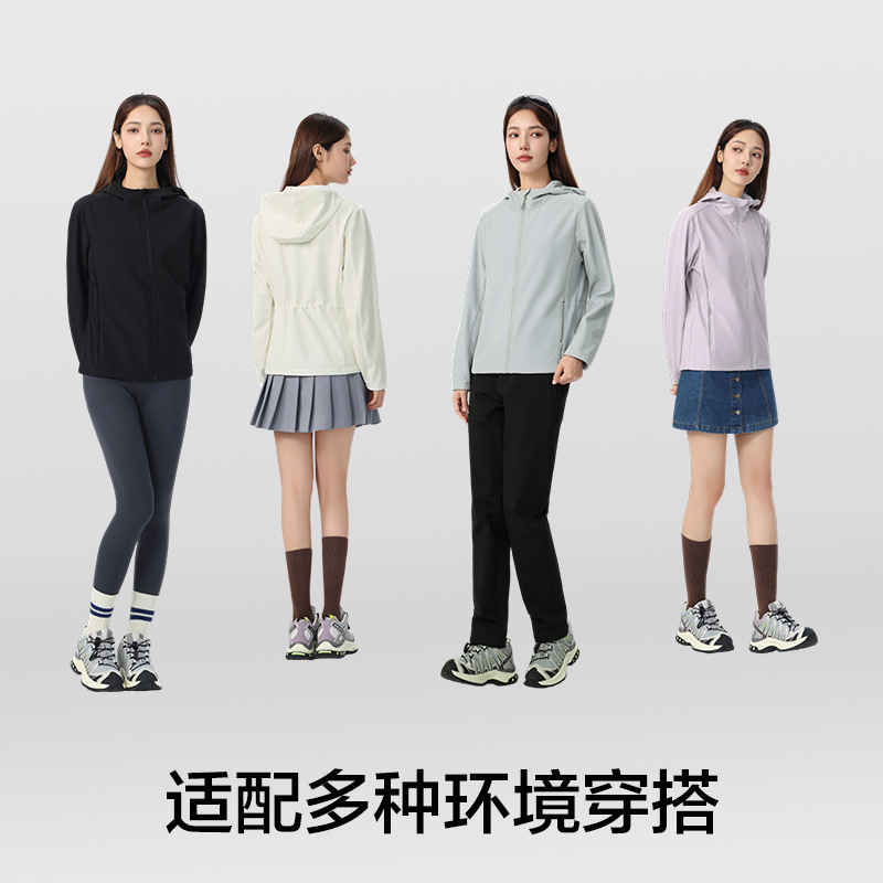 쇼트 기장의 소프트쉘 여성 신상으로 허리 잘려져 날씬해 보이는 가을 아웃도어 트레킹 보온성 살수 차단 코트입니다