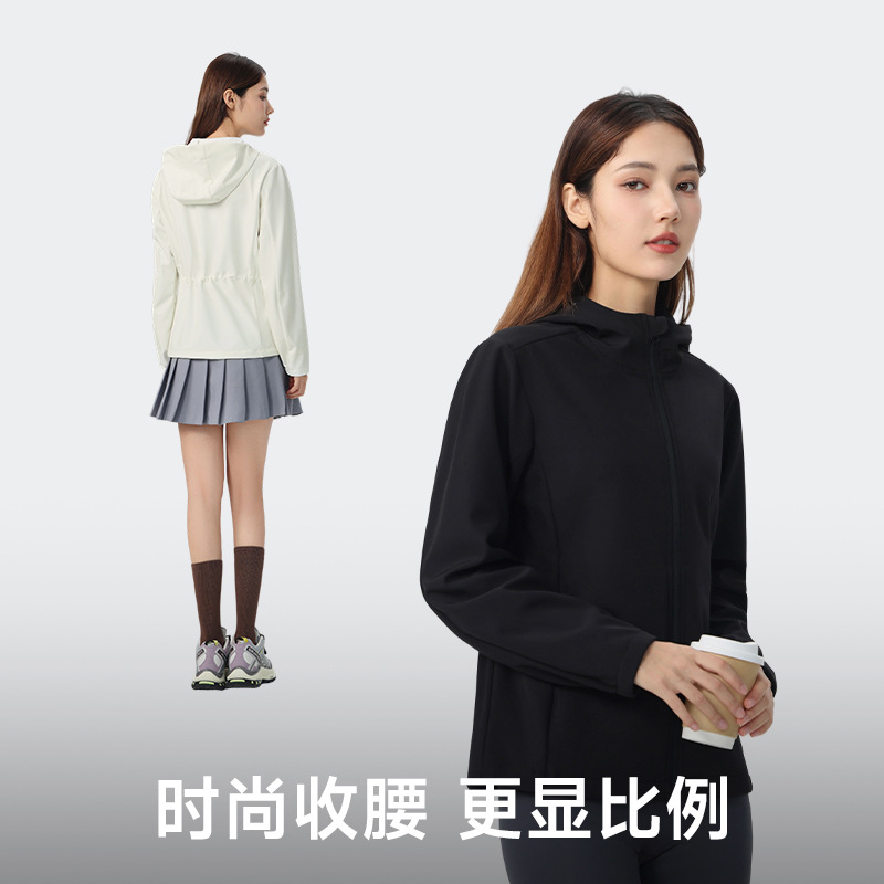 쇼트 기장의 소프트쉘 여성 신상으로 허리 잘려져 날씬해 보이는 가을 아웃도어 트레킹 보온성 살수 차단 코트입니다