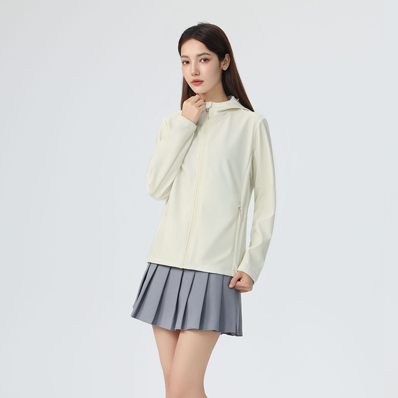 쇼트 기장의 소프트쉘 여성 신상으로 허리 잘려져 날씬해 보이는 가을 아웃도어 트레킹 보온성 살수 차단 코트입니다