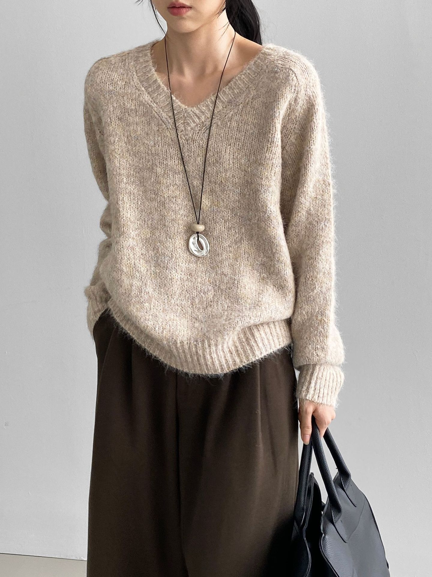 나른한 느낌의 브이넥 잡티 스웨터 통근녀 느낌의 널찍하고 쫀쫀한 니트